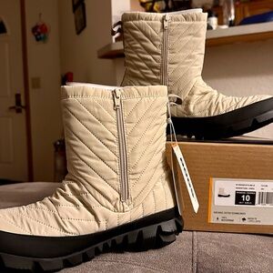 Bogs Women's Quilted Winter Boots - Cream and Black